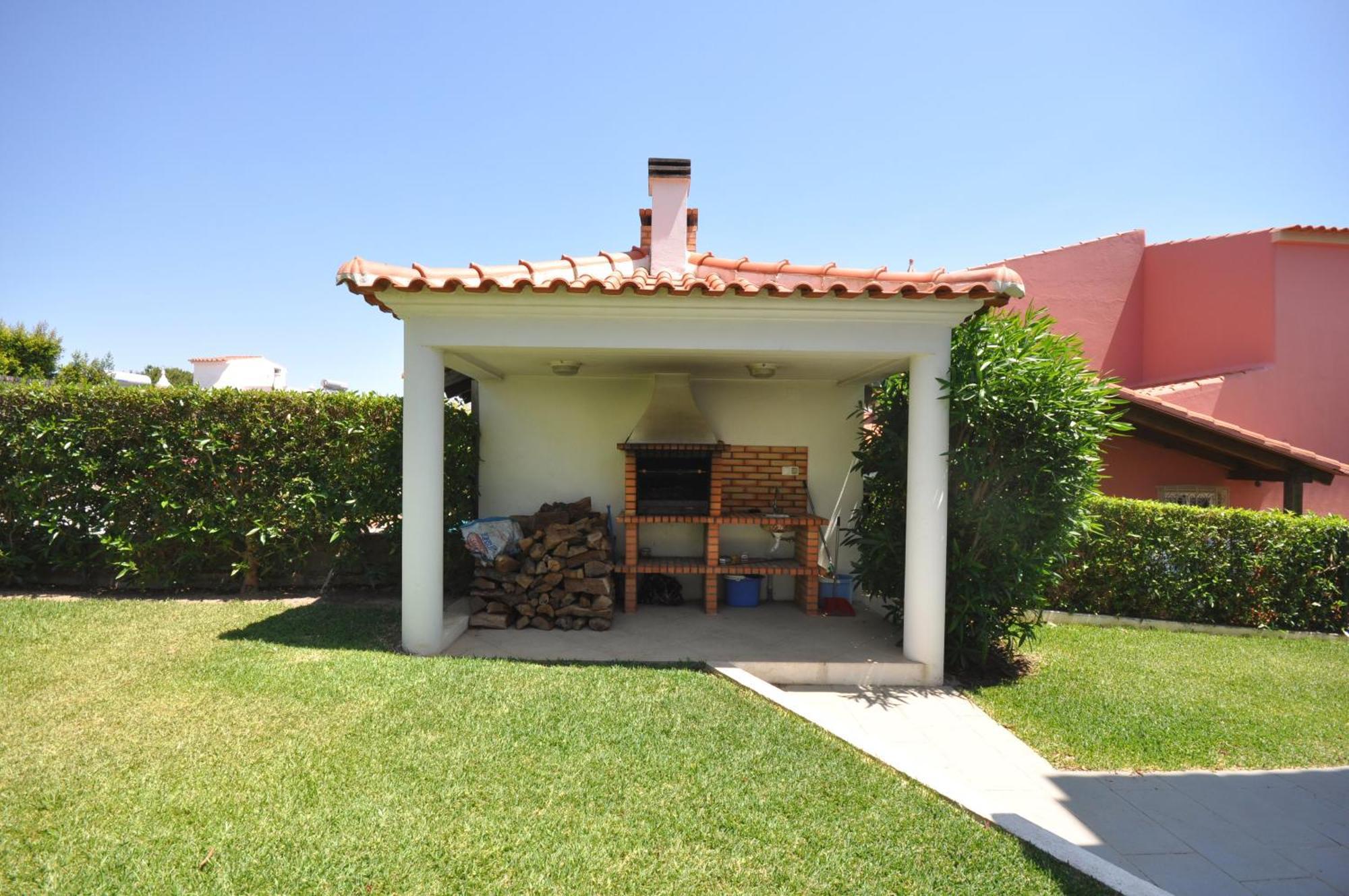 Well-Appointed Villa Is Situated In The Popular Resort Of Vilamoura Картейра Экстерьер фото